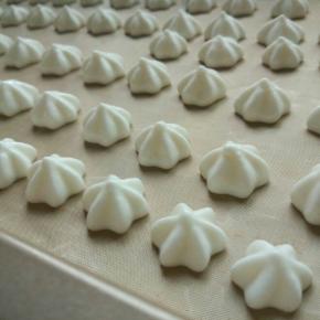 挤好的溶豆表面有光泽不粗糙，裱花嘴要垂直挤，挤出的溶豆尖是力挺的。烤箱100℃中层上下火60分钟，也可以烤30分钟后上下火转80℃继续烤，这样就不容易上色。
温度还是要根据自己的烤箱情况调节，每个烤箱的脾气不一样，时间和温度还需要自己掌控。