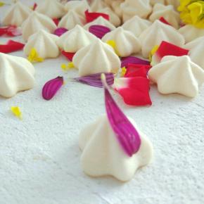 用量要严格的要求，这个配方的酸奶可以等量换成香蕉泥、牛油果泥、紫薯泥、南瓜泥都可以，但是要记得一定要过筛！新手不建议换成蔬菜泥和新鲜含水量大的水果泥，先把这个配方做好了，你在慢慢尝试别的口味，要换水果泥也一定要沥干水份然后过筛才能使用！这样含水量大的果泥，成型不如酸奶、香蕉、牛油果的状态好，但是烤出来的味道也是一样的，只要是烤熟了，口感是一样的。