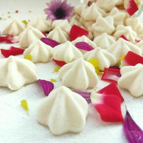 如果溶豆不能轻易的从烤纸或烤垫上拿下来，或者底部还有一点黏黏的，那就是没烤熟，还要低温延长时间，或者在烤箱闷一会。