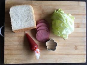 1.	准备材料：将番茄酱将装进一个裱花袋中。