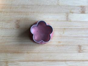 2.	用花朵模具将火腿片压出花朵形状。