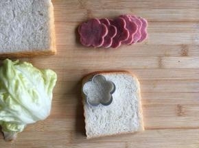 3.	土司也压出花朵形状。