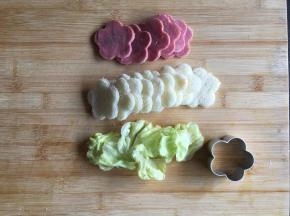 4.	生菜同样压成花朵形状，如果没有花朵模具也可以其它模具压出形状。