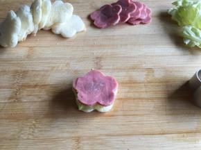 5.	然后一层土司片，一层火腿片，一层生菜叠加摆好，这样顺序放了两层。