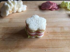 6.	最后一层再放一片土司片。