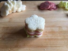 6.	最后一层再放一片土司片。