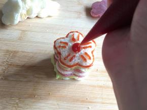 7.	用提前准备的番茄酱在花朵土司表面画上花朵。