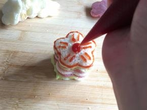 7.	用提前准备的番茄酱在花朵土司表面画上花朵。