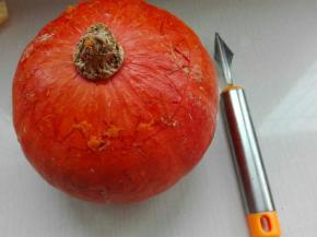 南瓜洗干净，用花刀切出来