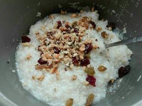 糯米，黄粘米提前泡半个小时然后蒸好，我蒸的湿（看个人口味，可以干的或者泡好的米煮十分钟捞出米），放入各种干果