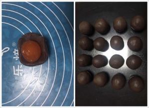 320克豆沙分成20克一个，包入蛋黄，全部包完盖保鲜膜备用