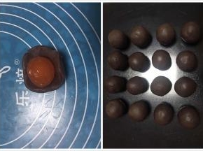 320克豆沙分成20克一个，包入蛋黄，全部包完盖保鲜膜备用