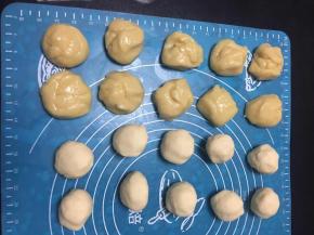 水油皮面团平均分成8个，酥皮面团平均分成8个，因为多做了几个所以不止8个哈