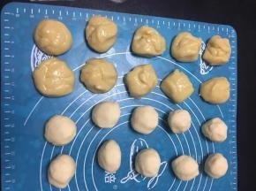 水油皮面团平均分成8个，酥皮面团平均分成8个，因为多做了几个所以不止8个哈