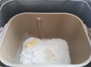 主配方中所有材料放入面包桶，和面28分钟