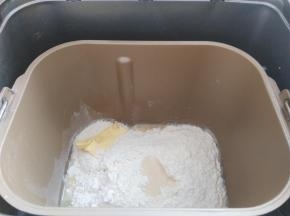 主配方中所有材料放入面包桶，和面28分钟