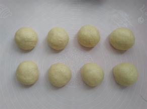 面团取出平均分成8份，排气滚圆，松弛10分钟