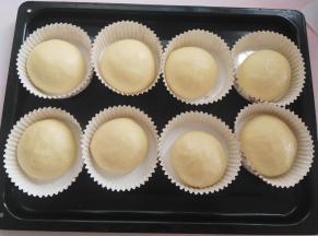 面团发酵到纸模的8分满