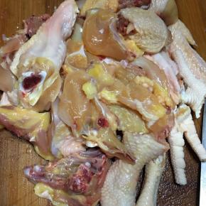 三黄鸡洗净剁块备用。