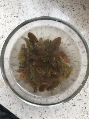 提前准备葡萄干50克，泡水几个小时，也可以用锅小火煮个10分钟左右晾凉，葡萄干饱满一些。