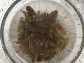 提前准备葡萄干50克，泡水几个小时，也可以用锅小火煮个10分钟左右晾凉，葡萄干饱满一些。