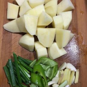 土豆去皮洗净切滚刀状，蒜头切片，生姜切丝香葱切段，青椒切块。