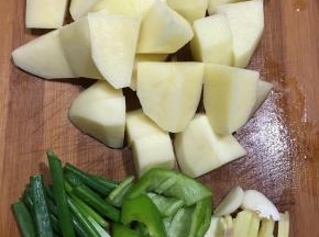 土豆去皮洗净切滚刀状，蒜头切片，生姜切丝香葱切段，青椒切块。