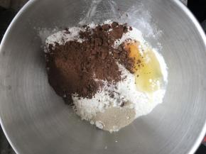 欧包除黄油外所有材料放入，鸡蛋我用的比较大，75克带壳称的，此时我用水是152克，面粉品牌是王后，如果鸡蛋略小，酌情加水，好时可可粉略粽黑度不够，如果用法芙娜可可粉可以减量。