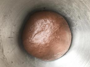 开始一发，我用的是烤箱发酵功能，大约35分钟就差不多，如果烤箱没有发酵功能，放到温暖处或者微波炉内，放入一杯热水，发酵至两倍大。