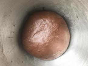 开始一发，我用的是烤箱发酵功能，大约35分钟就差不多，如果烤箱没有发酵功能，放到温暖处或者微波炉内，放入一杯热水，发酵至两倍大。