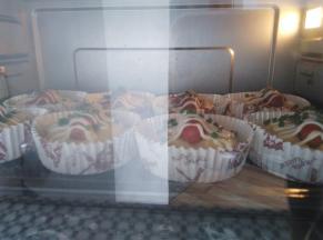 烤盘放入烤箱中层，上下火150度烤18分钟