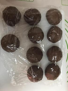 面团发至两倍大，取出分成10个，排气揉匀，盖上保鲜膜醒面20分钟。