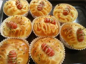 烤熟后取出放凉，颜色很漂亮，软软的，香香的