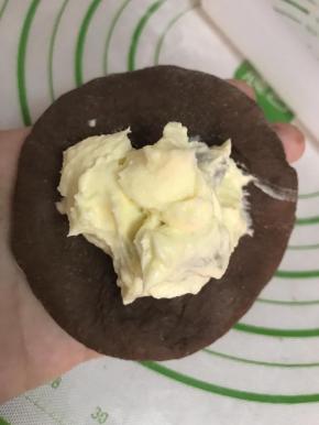 取一小勺馅，放入面皮包起来。