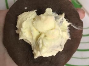 取一小勺馅，放入面皮包起来。