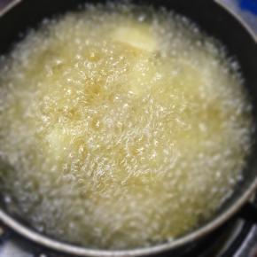 锅中加入多一点的食用油，大火烧至8分热，下入土豆中火炸制。