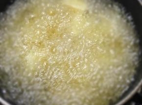 锅中加入多一点的食用油，大火烧至8分热，下入土豆中火炸制。