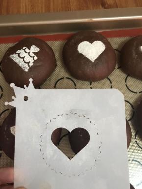 然后进行二次发酵，二发后筛点面粉。烤箱预热175度。