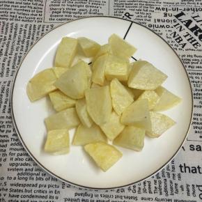 炸至土豆表面微焦，捞出备用。