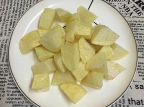 炸至土豆表面微焦，捞出备用。