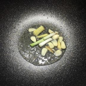 炒锅加入适量食用油，下入葱白蒜片和姜丝煸出香味。