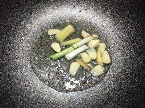 炒锅加入适量食用油，下入葱白蒜片和姜丝煸出香味。