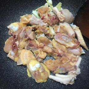 倒入鸡块翻炒。