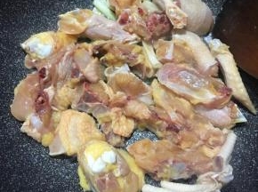 倒入鸡块翻炒。