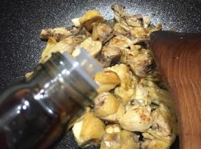 炒至鸡块颜色变白，水分收干，淋入酱油，加入一小块冰糖。