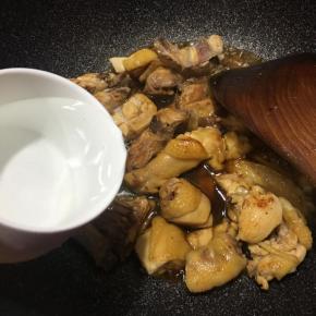 加入200ml左右的清水。