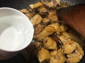 加入200ml左右的清水。