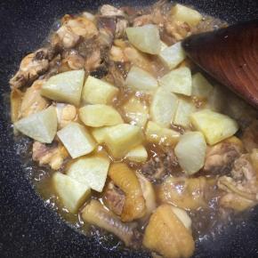 倒入土豆翻炒一下。