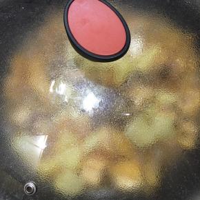 加盖中火焖煮。
