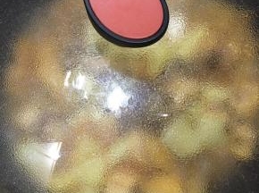 加盖中火焖煮。